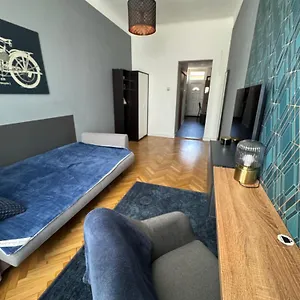 Apartman Tarsashazi Lakas Budapesten Koezel Mindenhez, Budapest